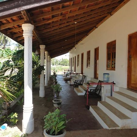 Yoho Hotel Arugambay Beach Inn อารูกัมเบย์ ภายนอก รูปภาพ