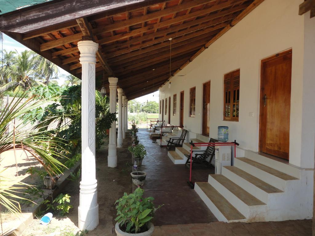 Yoho Hotel Arugambay Beach Inn อารูกัมเบย์ ภายนอก รูปภาพ