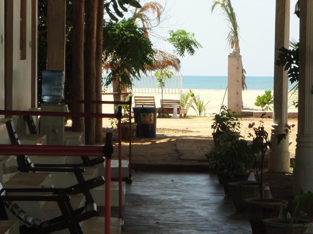 Yoho Hotel Arugambay Beach Inn อารูกัมเบย์ ภายนอก รูปภาพ